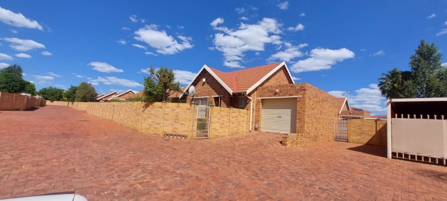 2 Bedroom Property for Sale in Langenhovenpark Free State